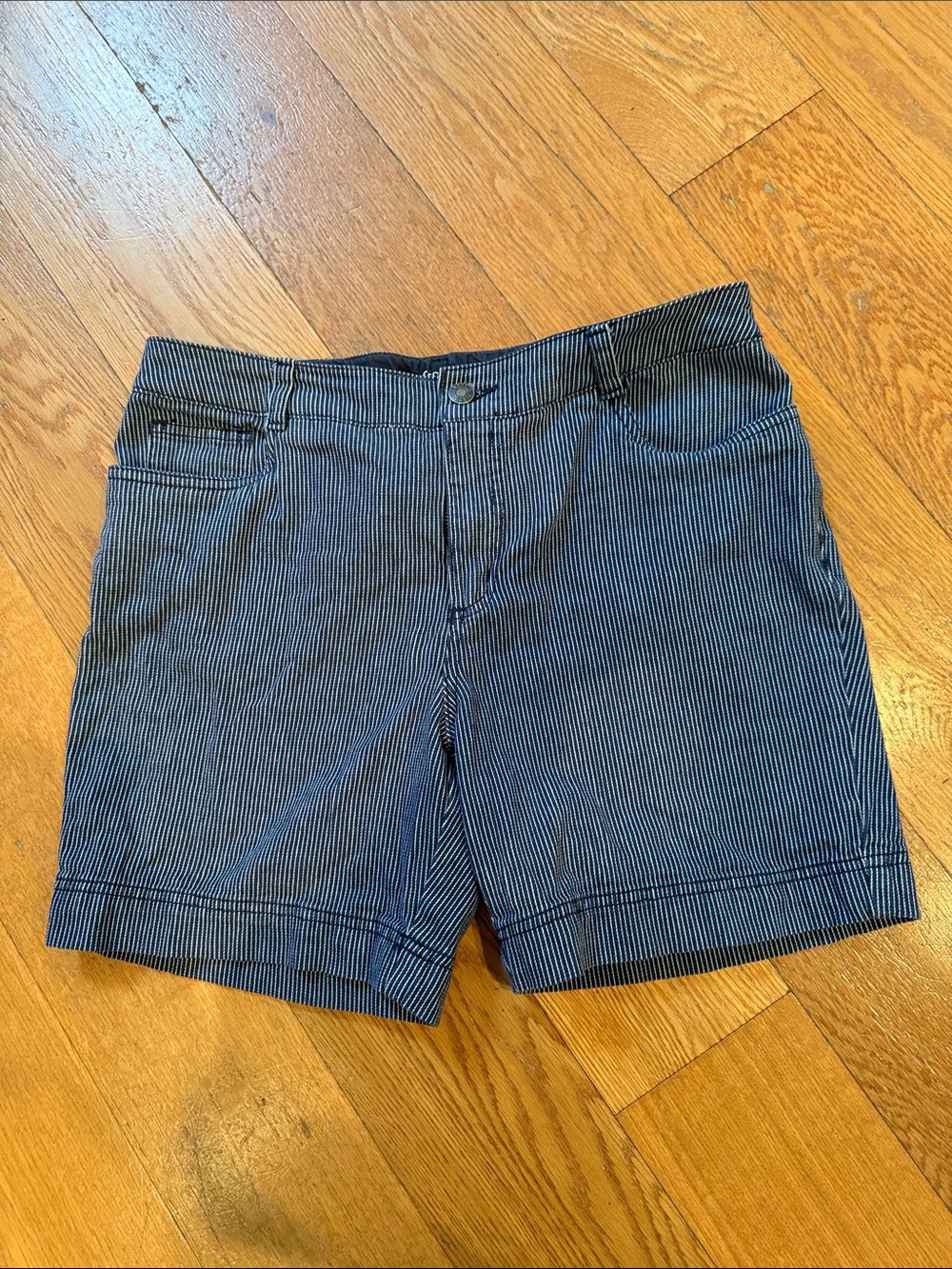 Womens sz 10 Croft & Barrow navy pinstripes classic fit shorts 6in inseam